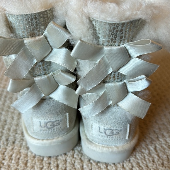 *RARE* UGG K BAILEY BOW HOLIDAY 1004797T winter white/silver size 8 toddler EUC - Picture 2 of 7